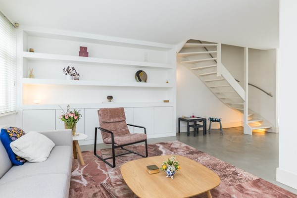 Foto - Te koop: In een rustige en kindvriendelijke woonomgeving staat deze moderne geschakelde twee-onder-een-kapwoning (bouwjaar 2011) met aangebouwde stenen garage, stijlvolle overkapping, vier slaapkamers, twee...